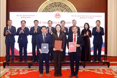 Церемония обмена меморандумами о взаимопонимании по сотрудничеству между предприятиями двух стран. Фото: ВИА