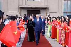 Генеральный секретарь ЦК КПВ, Президент То Лам и его супруга встречаются с сотрудниками Посольства и представителями вьетнамской общины в Китае. Фото: ВИА