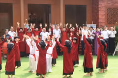 Дети исполняют пение «соан» на культурном лагере. Фото: ВИА