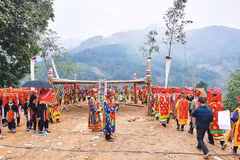 Церемония посвящения мальчика в мужчину представителей народности Красных Зао в общине Мованг провинции Лаокай создает привлекательную туристическую особенность. Фото: Нгок Лиен