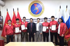 Директор Фонда «Традиции и дружба» Нгуен Куок Хунг фотографируется с членами вьетнамской делегации. Фото: ВИА