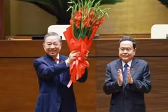Председатель НС Чан Тхань Ман вручает цветы Генеральному секретарю ЦК КПВ, Президенту То Ламу. Фото: ВИА