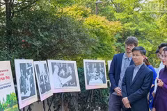 Г-жа Ле Тхи Фыонг представляет выдающиеся фотографии о жизни и революционной деятельности Президента Хо Ши Мина директору Музея живой истории Томасу Ле Гоффу (слева). 