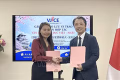 Представители VJCE и Японской языковой школы Аояма обмениваются соглашением о сотрудничестве. Фото: ВИА