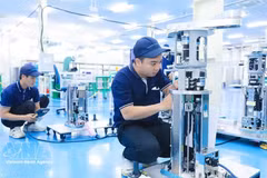Компания TAZMO Vietnam (100% японский инвестиционный капитал, расположена в промышленном парке Лонгхау провинции Тэйнинь) является одним из пионеров в области производства роботов и высокотехнологичного оборудования для полупроводниковой отрасли. Фото: ВИА