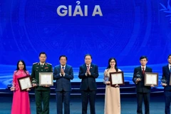 Председатель НС Чан Тхань Ман и Заведующий Отделом ЦК КПВ по внутренним делам Фан Динь Чак вручают призы А авторам и группам авторов. Фото: Тхюи Нгуен