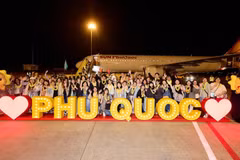 Более 200 пассажиров из Тайваня (Китай) прибывают на остров Фукуок первым международным рейсом авиакомпании Sun PhuQuoc Airways. Фото: Sun Group