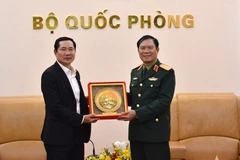 Генерал армии Нгуен Тан Кыонг вручает памятный подарок генерал-полковнику Саичаю Коммаситу. Фото: qdnd.vn