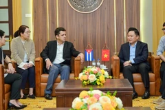 Заместитель главного редактора газеты «Нянзан» Фан Ван Хунг принимает делегацию Посольства Кубы во Вьетнаме. Фото: Бао Лонг