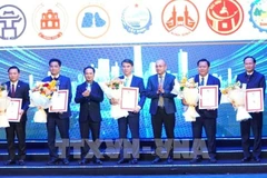 Заместитель председателя Народного комитета провинции Тэйнинь Хюинь Ван Шон получает сертификат от оргкомитета. Фото: ВИА