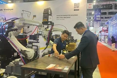 Посетители осматривают выставку вспомогательной промышленности, недавно прошедшую в г. Хошимине. Фото: sggp.org.vn