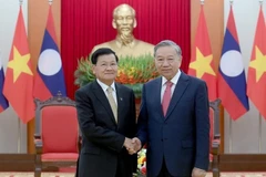 Генеральный секретарь ЦК КПВ То Лам встречается с Генеральным секретарем ЦК НРПЛ, Президентом Лаоса Тхонглуном Сисулитом по случаю участия в церемонии подписания Конвенции ООН против киберпреступности в Ханое. Фото: Данг Кхоа