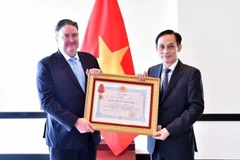 Министр иностранных дел Ле Хоай Чунг вручает Орден Дружбы Послу США во Вьетнаме Марку Эвансу Кнапперу. Фото: baoquocte.vn