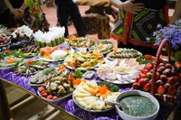 Красочный поднос с едой в семье в Моктяу (Шонла), когда они принимают гостей.