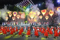 Художественный номер на церемонии. Фото: Тхань Дат