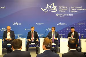 Министр финансов Нго Ван Туан (второй слева) и делегаты Восточного экономического форума в России. Фото: Ван Хиеу/ВИА