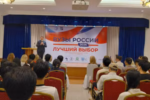 Директор Русского дома в Ханое Владимир Мурашкин выступает с речью. Фото: Т. Лам
