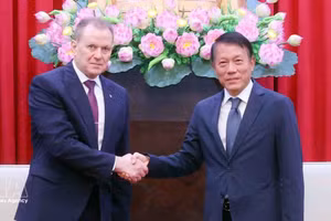Генерал армии Лыонг Там Куанг, министр общественной безопасности Вьетнама, принимает директора ФСИН России Аркадия Александровича Гостева. Фото: ВИА