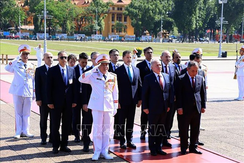 vna-potal-quoc-vuong-jordan-abdullah-ii-ibn-al-hussein-den-dat-vong-hoa-vao-lang-vieng-chu-tich-ho-chi-minh-stand-2.jpg
