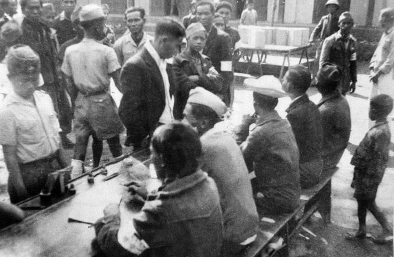 Всего через 5 месяцев после завоевания независимости, откликаясь на Призыв Президента Хо Ши Мина, в духе патриотизма и героического подъёма Августовской революции, все граждане Вьетнама от 18 лет и старше, независимо от пола, богатства, национальности и вероисповедания, приняли участие в первых всеобщих выборах, избрав Национальное собрание по самым демократичным и прогрессивным принципам. На фото: избирательный участок в день Всеобщих выборов 6 января 1946 года. Архивное фото: ВИА cmt8-8.jpg