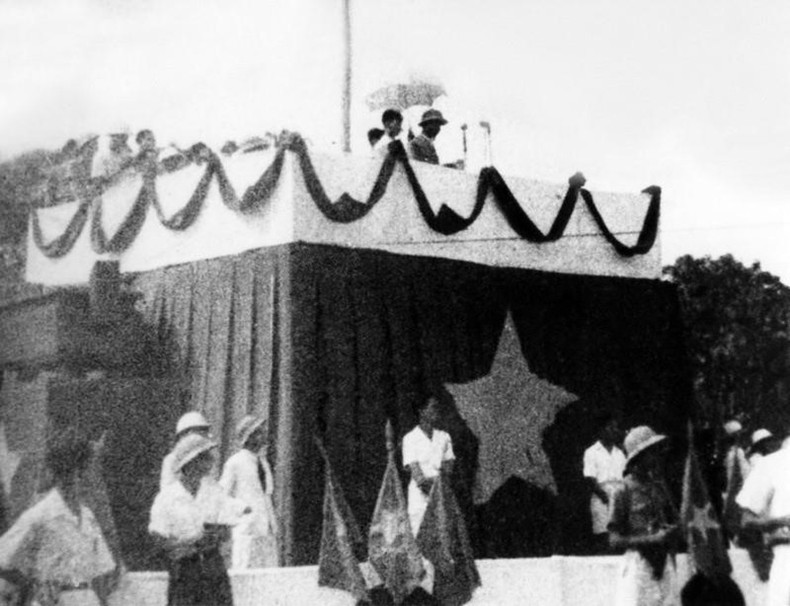 Утром 2 сентября 1945 года на исторической площади Бадинь Президент Хо Ши Мин провозгласил Декларацию независимости, провозгласив создание Демократической Республики Вьетнам и заявив перед народом и всем миром: «Вьетнам имеет право быть свободной и независимой страной, и фактически стал ею. Весь вьетнамский народ полон решимости использовать всю свою духовную и физическую силу, жизнь и имущество для защиты свободы и независимости». Фото: ВИА cmt8-5-ava.jpg