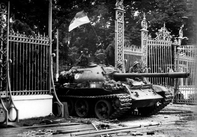 30 апреля 1975 года танки Освободительной армии проломили ворота президентского дворца марионеточного режима в Сайгоне, завершив героический 30-летний поход народа против иностранных захватчиков и полностью объединив страну. Фото: ВИА cmt8-11.jpg