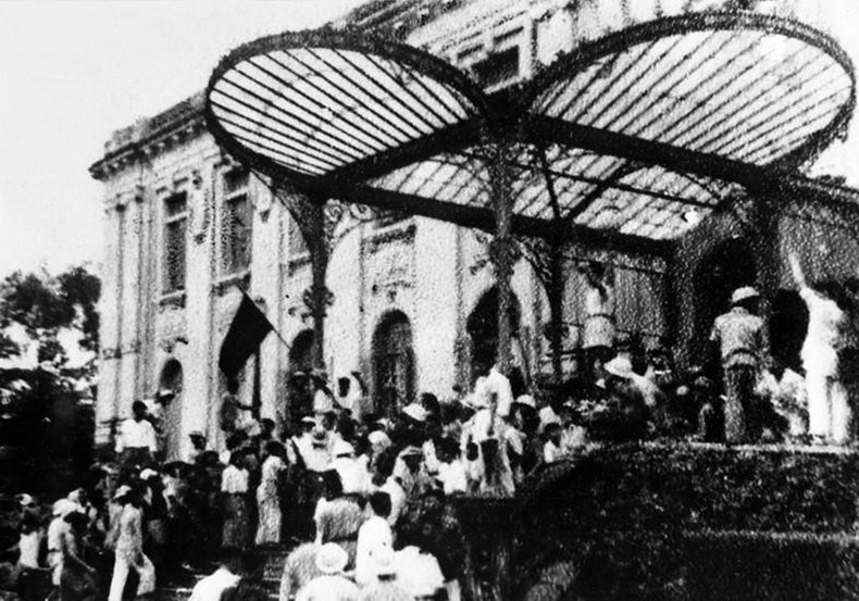 19 августа 1945 года после митинга на площади у Оперного театра народ столицы захватил резиденцию генерал-губернатора Северного Вьетнама – штаб французской марионеточной администрации. Августовская революция стала важным историческим уроком, открыв новую эпоху во Вьетнаме — эпоху, когда народ стал хозяином своей страны и собственной судьбы. Фото: ВИА cmt8-4.jpg