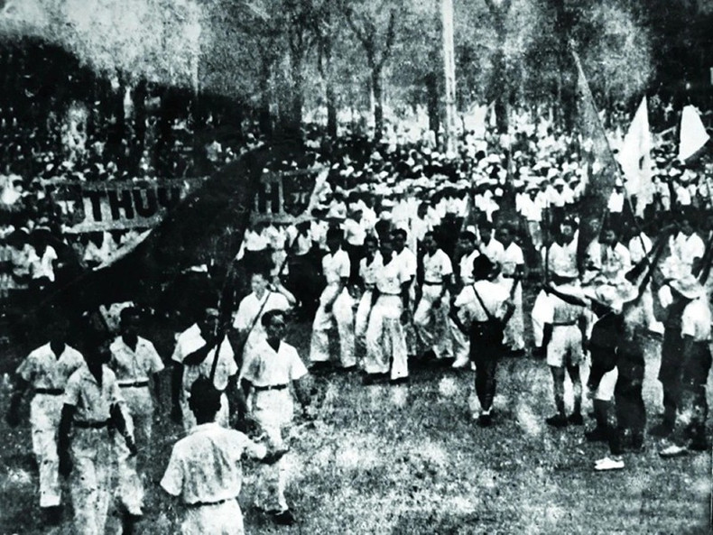 Во второй половине дня 23 августа 1945 года десятки тысяч жителей Хюэ и революционных сил собрались на стадионе города. (Архивное фото: VOV) image-98.jpg