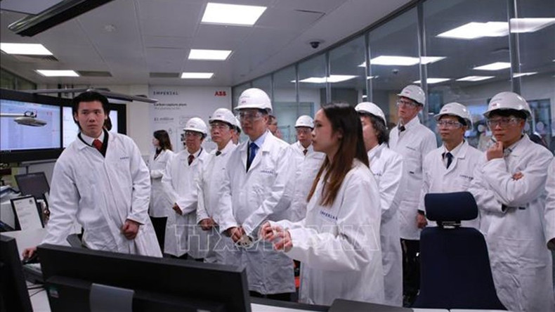 Товарищ Нгуен Зюи Нгок и рабочая делегация посещают лабораторию Имперского колледжа. Фото: ВИА vna-potal-trao-doi-kinh-nghiem-ve-khoc-hoc-cong-nghe-doi-moi-sang-tao-va-chuyen-doi-so-tai-anh-stand.jpg