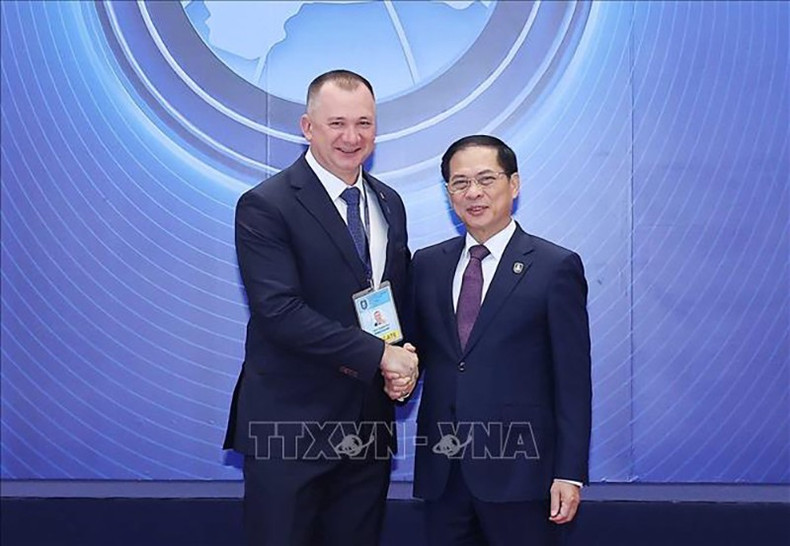 Фото: ВИА vna-potal-don-cac-truong-doan-du-le-mo-ky-cong-uoc-ha-noi-stand-9.jpg