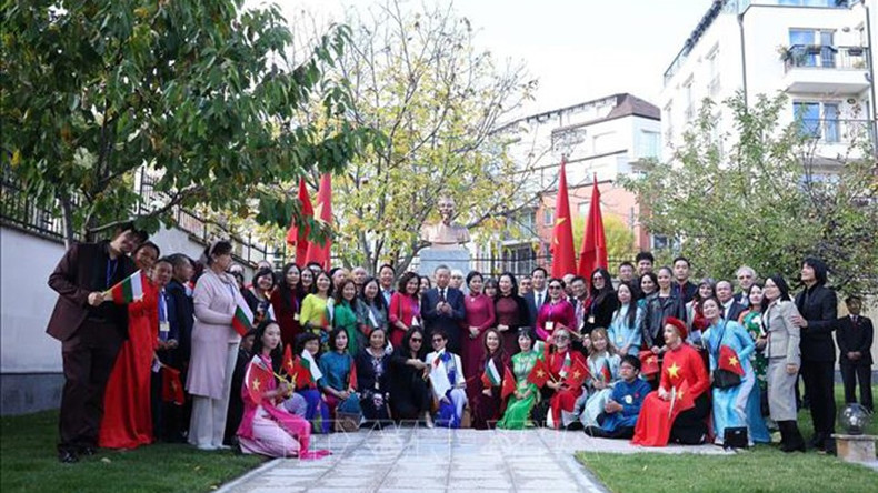 vna-potal-tong-bi-thu-du-le-khanh-thanh-tuong-dai-chu-tich-ho-chi-minh-tai-dai-su-quan-viet-nam-o-bulgaria-stand.jpg