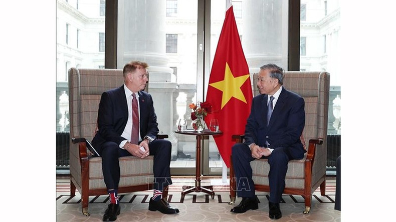 Генеральный секретарь ЦК КПВ То Лам принимает Криса Дрюэра, старшего вице-президента корпорации Airbus по региону Азиатско-Тихоокеанского региона. Фото: ВИА airbus.jpg