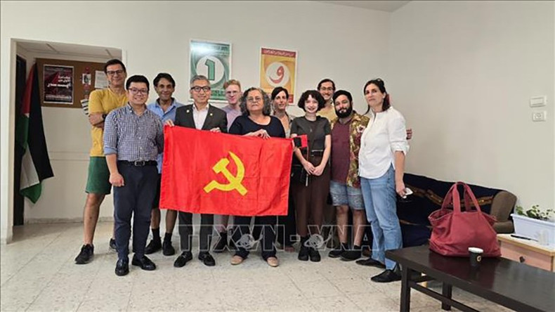 Посол Ли Дык Чунг, г-жа Айда Тума Сулиман и молодые члены КПИ. Фото: ВИА vna-potal-viet-nam-luon-la-bieu-tuong-cua-tinh-than-cach-mang-va-giai-phong-dan-toc-stand-1.jpg