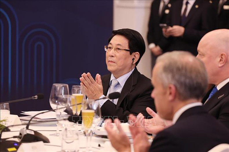 Президент Лыонг Кыонг на приеме. Фото: ВИА vna-potal-chu-tich-nuoc-du-chieu-dai-chao-mung-cua-tong-thong-han-quoc-stand-1.jpg