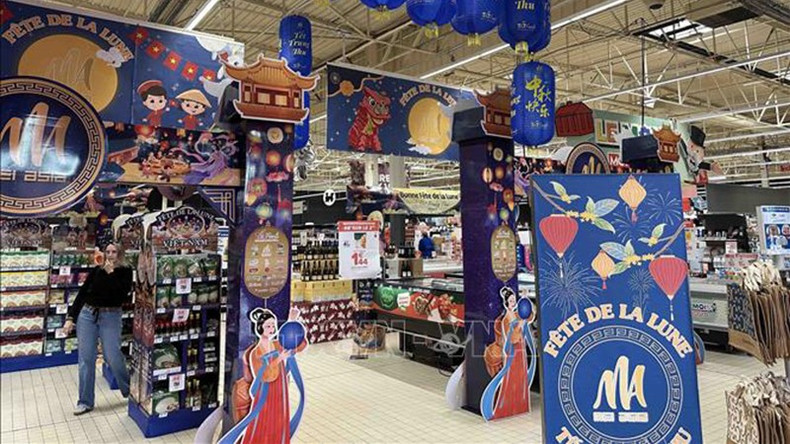 Стенд, представляющий вьетнамские товары, в супермаркете Carrefour. Фото: ВИА vna-potal-khai-truong-tuan-le-hang-viet-nam-lan-dau-tien-tai-vung-dai-dong-nuoc-phap-stand.jpg