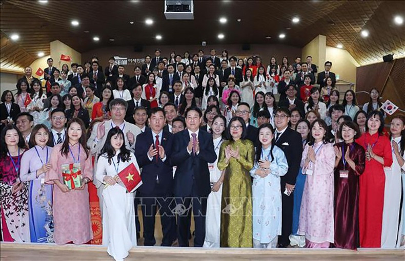 Президент Лыонг Кыонг фотографируется с сотрудниками представительств Вьетнама и представителями сообщества вьетнамцев. Фото: ВИА vna-potal-chu-tich-nuoc-gap-mat-cong-dong-nguoi-viet-nam-tai-dong-nam-han-quoc-stand-2.jpg