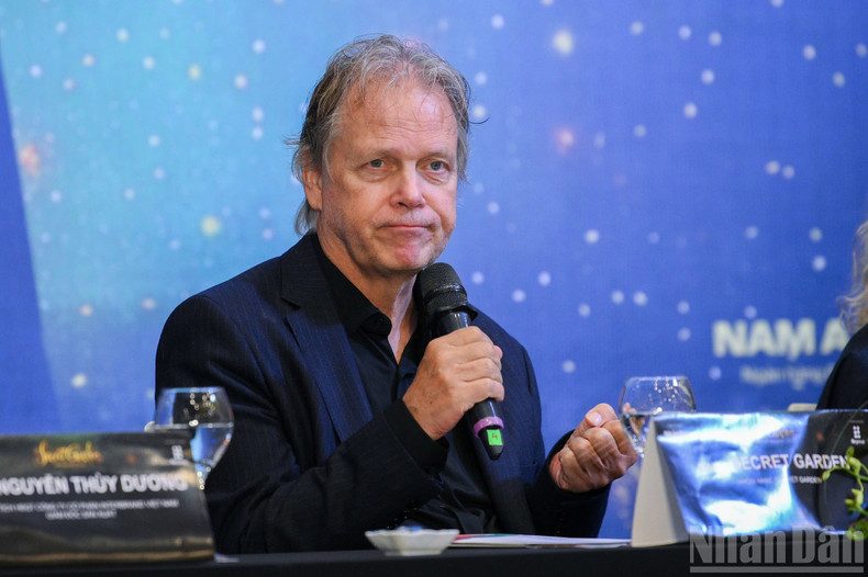 Артист Рольф Лёвланд сказал, что у него и его «коллеги» по команде Фионнуалы Шерри особая связь в создании музыки. image-2025-10-17t172833879.jpg