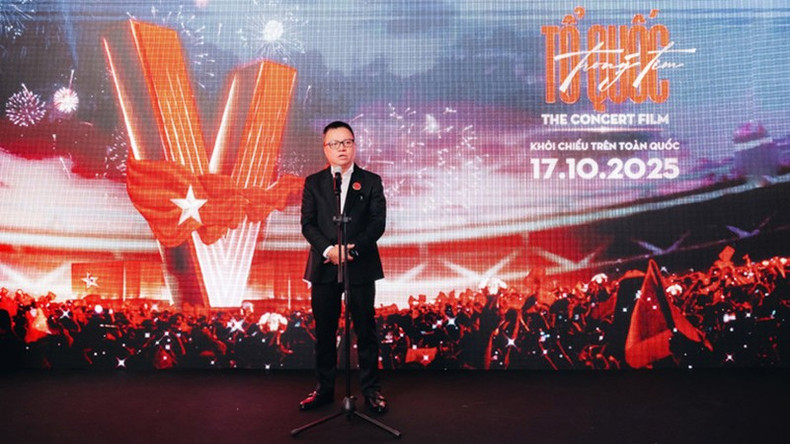 Главный редактор газеты «Нянзан» Ле Куок Минь выступает на мероприятии. image-2025-10-17t225233816.jpg
