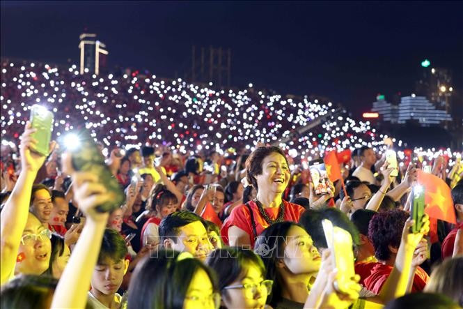Программа привлекает большое количество людей. Фото: ВИА vna-potal-chuong-trinh-nghe-thuat-dac-biet-tu-hao-la-nguoi-viet-nam-stand-1.jpg