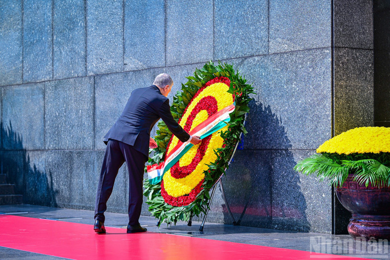 Председатель НС Венгрии перед Мавзолеем Хо Ши Мина. image-2025-10-20t150222367.jpg