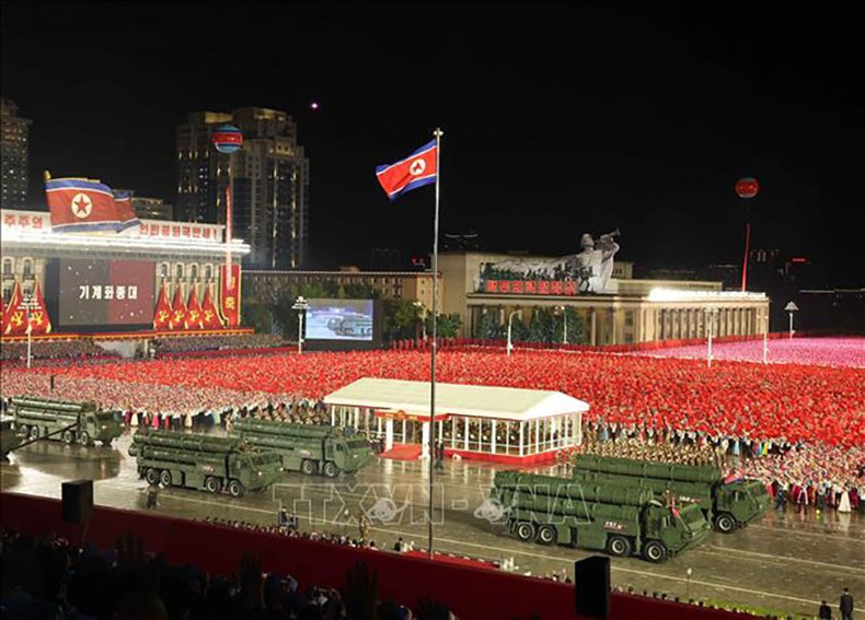 Общий вид военного парада. Фото: ВИА vna-potal-tong-bi-thu-du-le-duyet-binh-ky-niem-80-nam-thanh-lap-dang-lao-dong-trieu-tien-stand-3.jpg