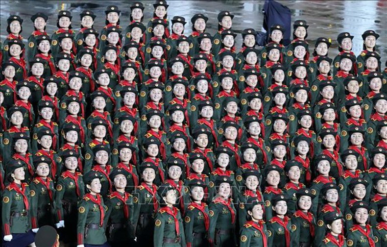 Фото: ВИА vna-potal-tong-bi-thu-du-le-duyet-binh-ky-niem-80-nam-thanh-lap-dang-lao-dong-trieu-tien-stand-2.jpg