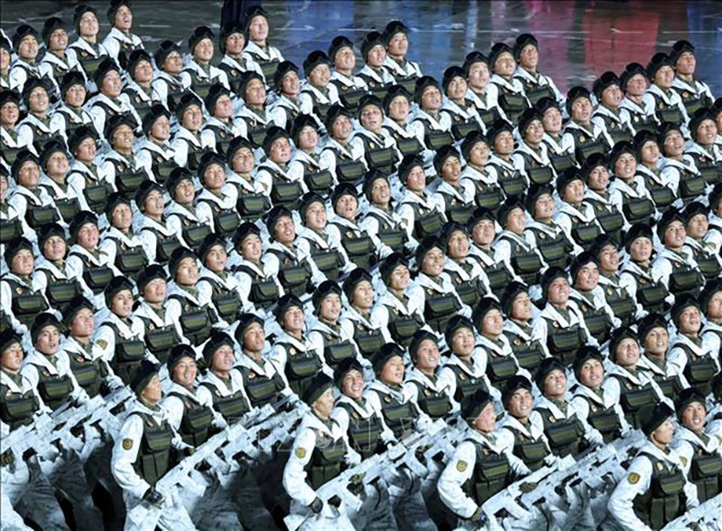 Фото: ВИА vna-potal-tong-bi-thu-du-le-duyet-binh-ky-niem-80-nam-thanh-lap-dang-lao-dong-trieu-tien-stand-4.jpg