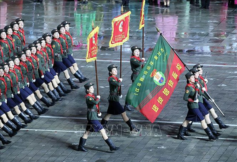 Парад вооруженных сил КНДР на площади Ким Ир Сена. Фото: ВИА vna-potal-tong-bi-thu-du-le-duyet-binh-ky-niem-80-nam-thanh-lap-dang-lao-dong-trieu-tien-stand-9.jpg