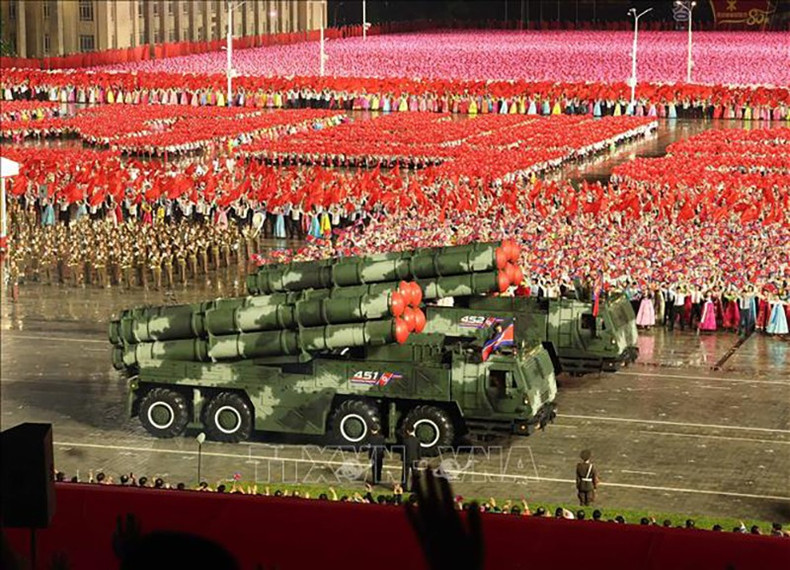 Современная военная техника представлена на военном параде. Фото: ВИА vna-potal-tong-bi-thu-du-le-duyet-binh-ky-niem-80-nam-thanh-lap-dang-lao-dong-trieu-tien-stand-7.jpg