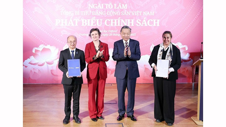Генеральный секретарь ЦК КПВ То Лам и руководство Оксфордского университета присутствуют на церемонии подписания ряда документов о сотрудничестве. Фото: ВИА image-2025-10-29t091212718.jpg