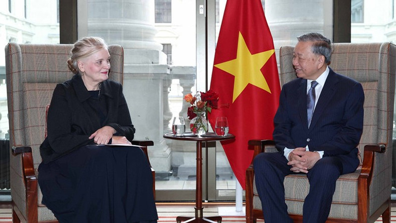 Генеральный секретарь ЦК КПВ То Лам принимает Хелен Уилсон, старшего вице-президента глобальной корпорации Rolls-Royce. Фото: ВИА image-2025-10-29t231837523.jpg