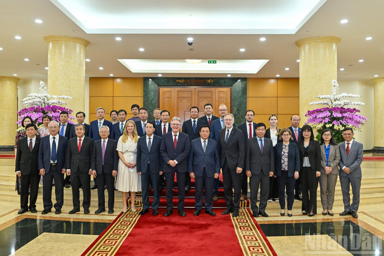 Делегаты фотографируются на память. image-2025-10-29t181320431.jpg