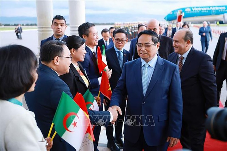 vna-potal-le-don-thu-tuong-va-phu-nhan-tham-chinh-thuc-algeria-anh-lay-chu-thich-nay-stand-1.jpg