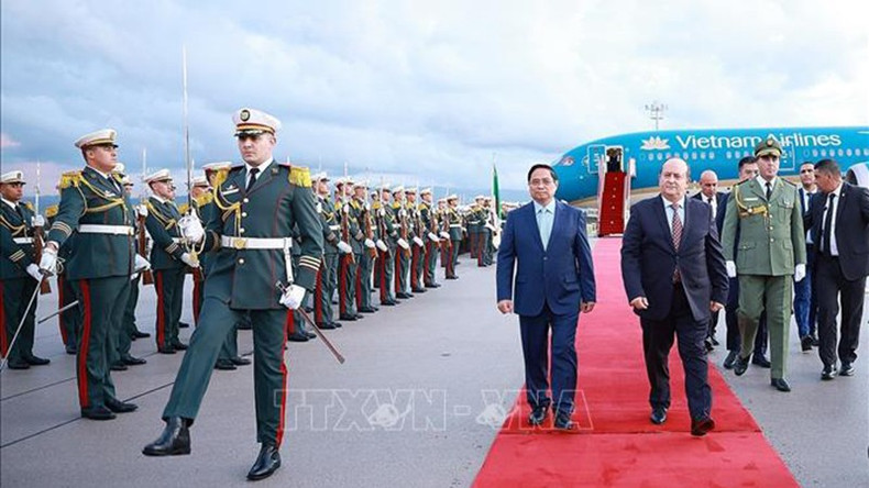 vna-potal-thu-tuong-va-phu-nhan-bat-dau-chuyen-tham-chinh-thuc-algeria-stand-2.jpg